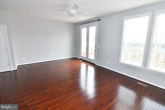 Building Photo - 165 Solara Dr