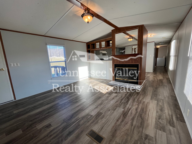 Building Photo - Well kept 3 bedroom/ 2 bathroom home just ...