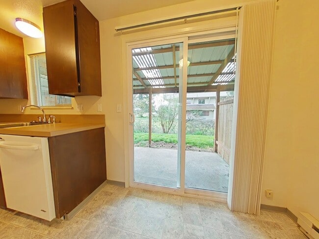 Building Photo - 2 Bedroom Apartment ~ Near 9th Street ~ Small Pet Friendly