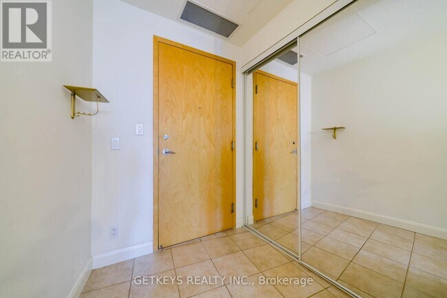 Photo du bâtiment - 700-700 King St W