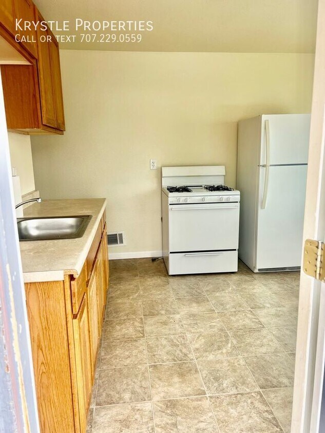 Primary Photo - Nice Benicia upper, level apartment