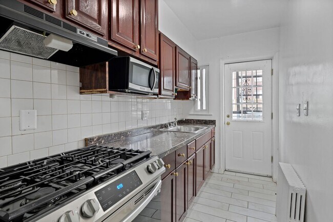 Building Photo - Newly Renovated 4BR/2BA - IMMEDIATE MOVE I...
