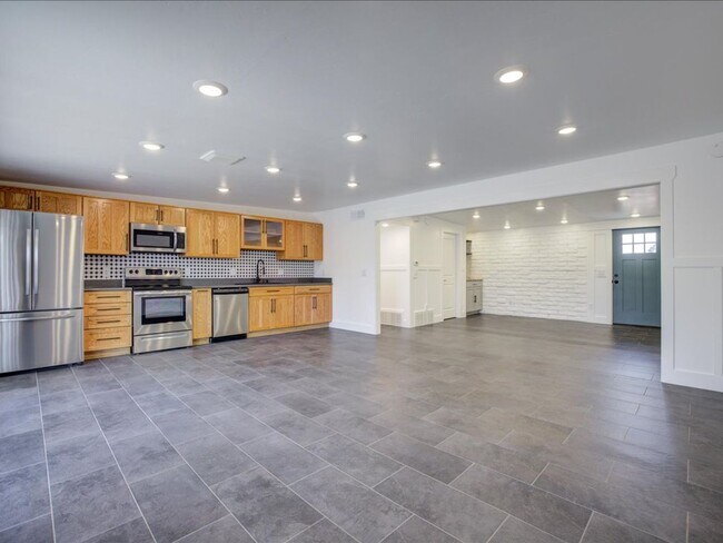 Building Photo - 8551 E Lee Pl