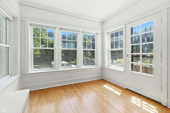 Building Photo - 6528 N Bosworth Ave