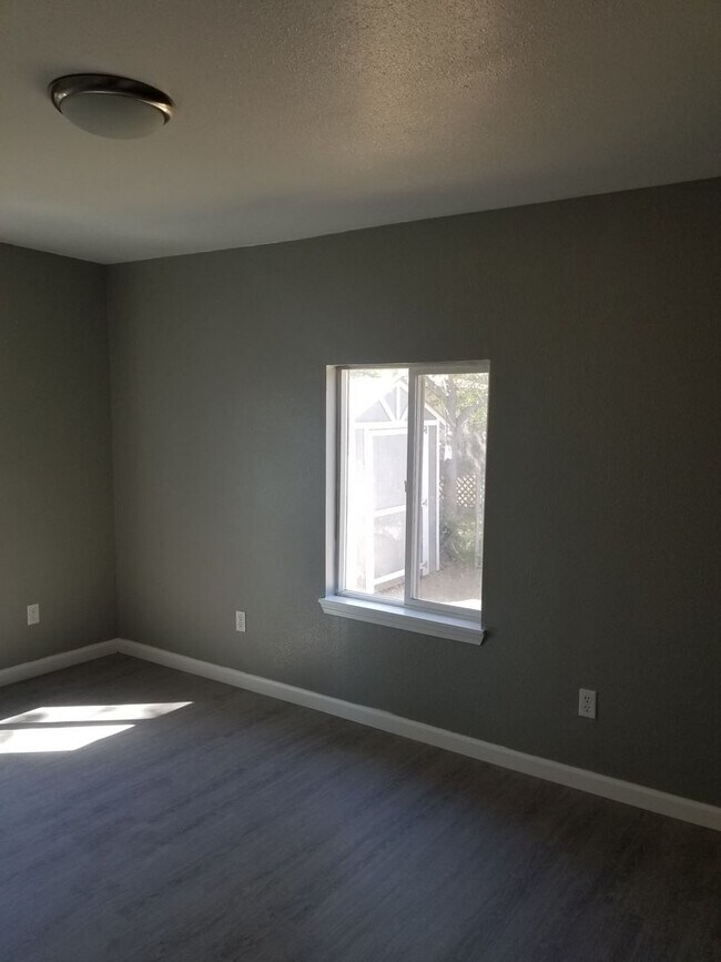 Foto del edificio - 3 BED 1 BATH HOUSE WITH A FENCED BACKYARD ...