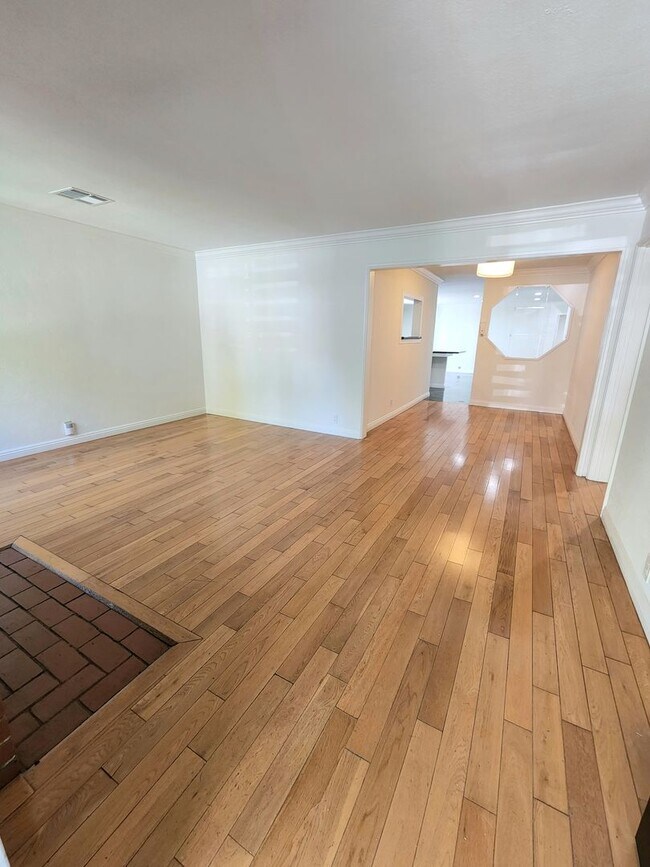 Building Photo - Spacious North Hollywood Home with Guest S...