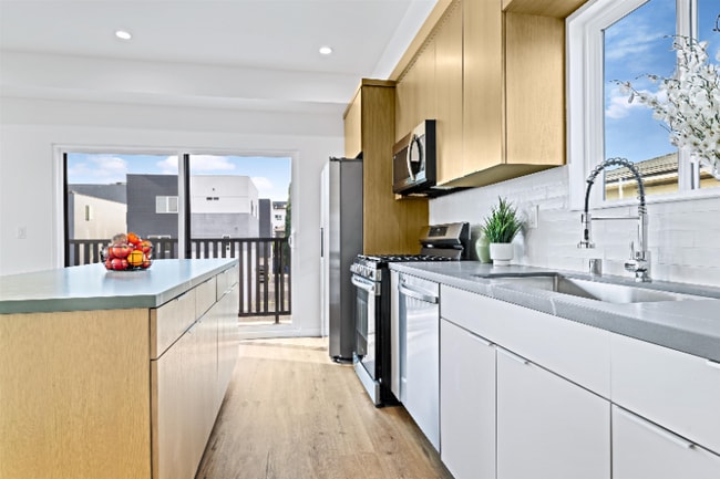 Foto del edificio - 522 1/2 N St Andrews Pl