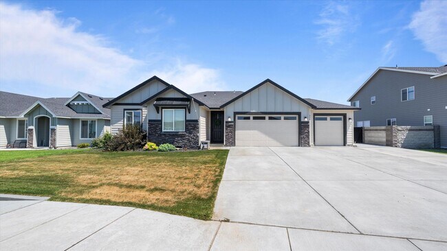 Building Photo - Move-In Ready West Richland Rental – 3-Car Garage, Fenced Yard, Hot Tub Included