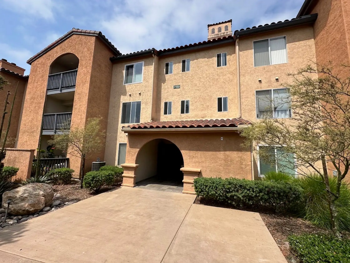 Primary Photo - Awesome Condo - Complex W/ Pool, Gym & BBQ...