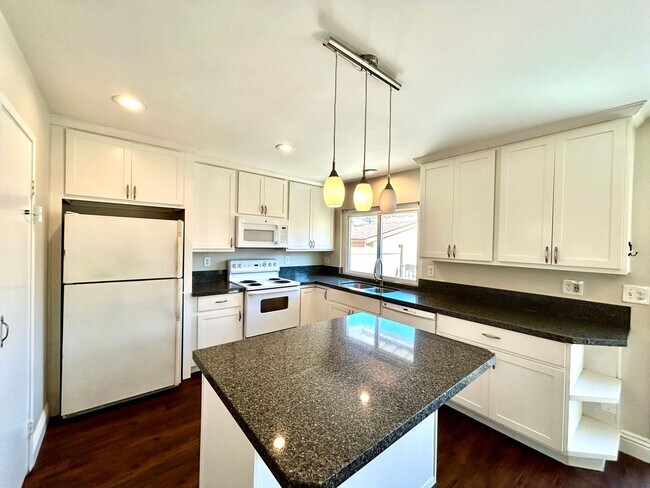 Foto del edificio - Completely Remodeled 3 Bedroom in La Mesa!! Water/Trash Included