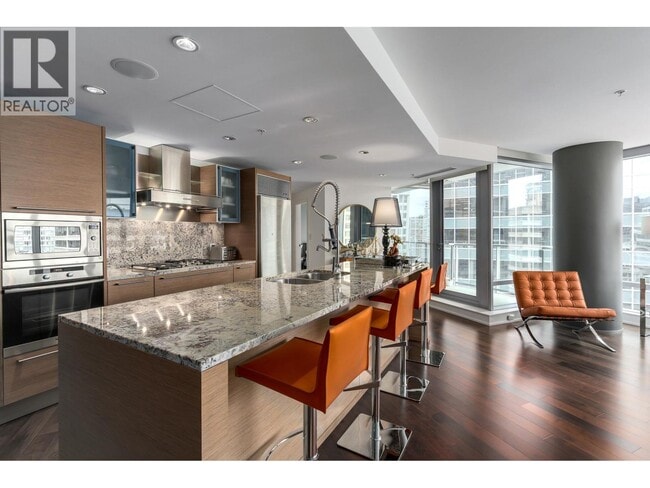 Building Photo - 1111 Alberni St