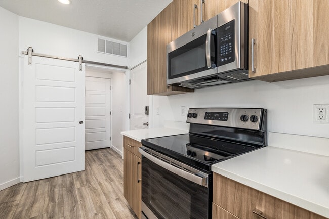 Foto del edificio - Village East Apartments & Townhomes