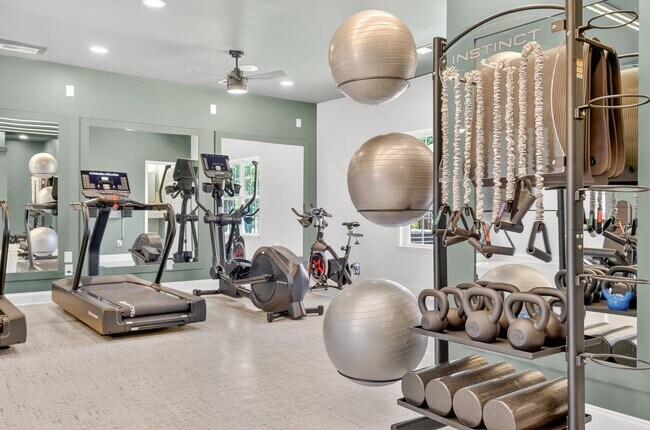 Nuevo gimnasio para residentes en los apartamentos Saddlebrook, equipado con modernos aparatos de cardio y entrenamiento de fuerza. - Saddlebrook Apartments