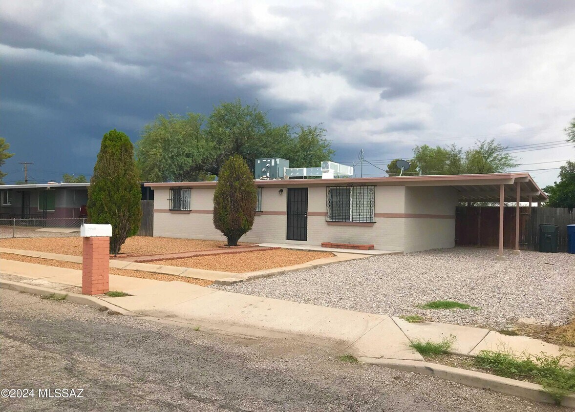 Primary Photo - 4910 E 25th St