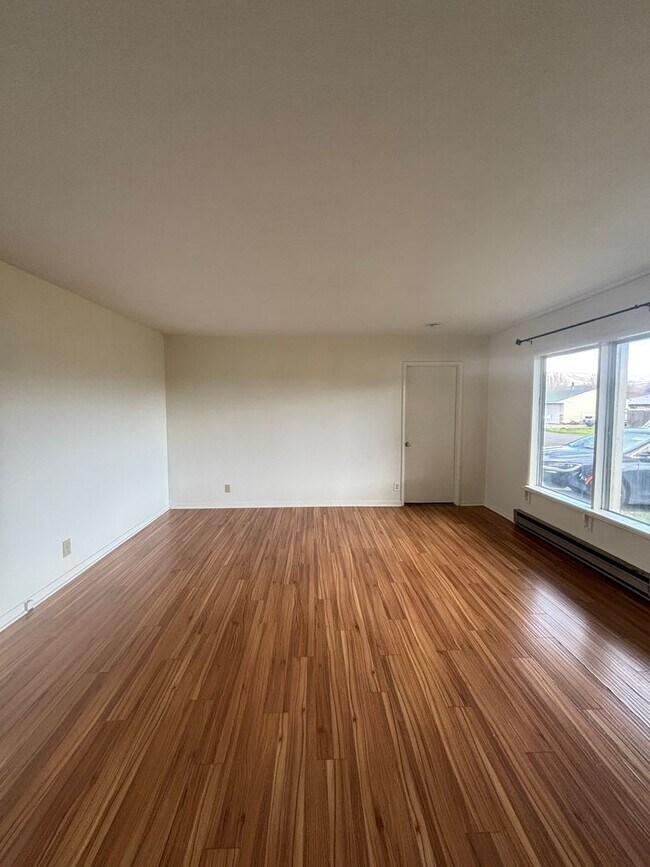 Building Photo - 3BR Home with Large Yard  Steps from Chenowith Elementary