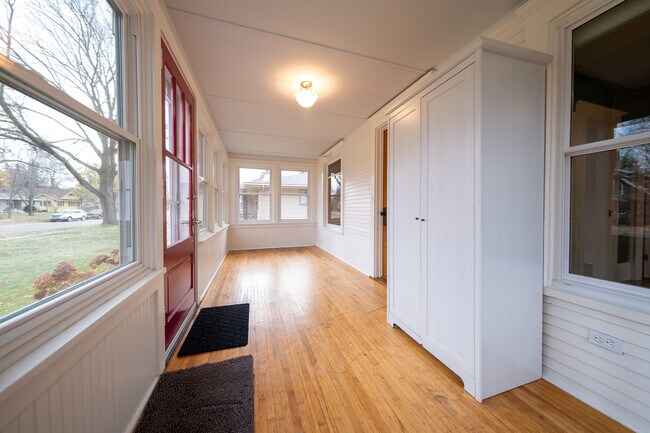 Foto del edificio - 4135 Quail Ave N