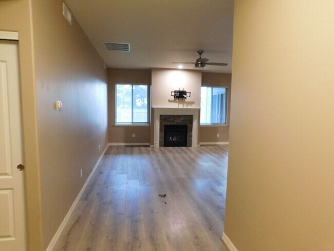 Building Photo - 4Bd/2Ba Single Story House - Available to ...
