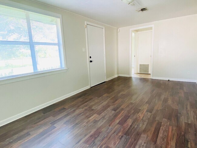 Building Photo - Adorable 2 Bedroom House in Scott Availabl...