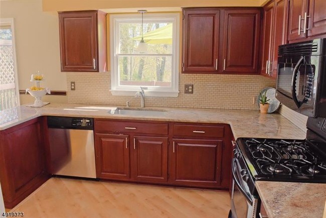 Foto del edificio - 917 Deer Run Rd