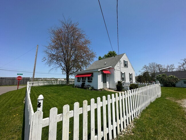 Foto del edificio - Charming Cape Cod Near Airport with Modern...