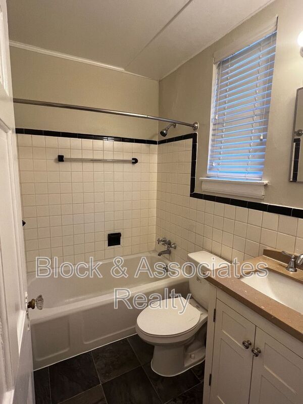 Building Photo - 1108 W Friendly Ave