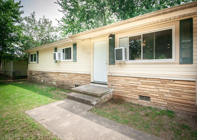 Building Photo - 113 E Bertha St