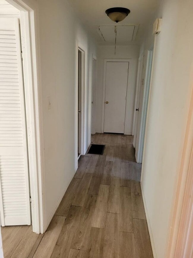 Building Photo - 411 Vintage Rd