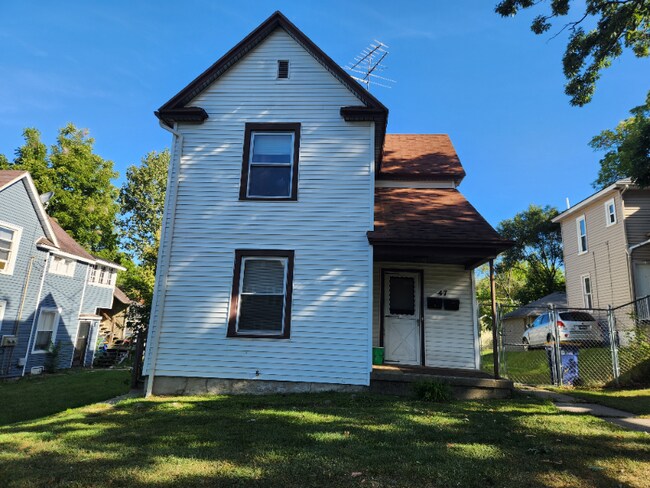 Building Photo - 47 Caledonia St NE