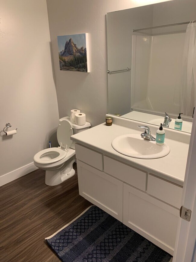 Foto del edificio - Beautiful 3 Bd, 2 Ba Condo with Garage Par...
