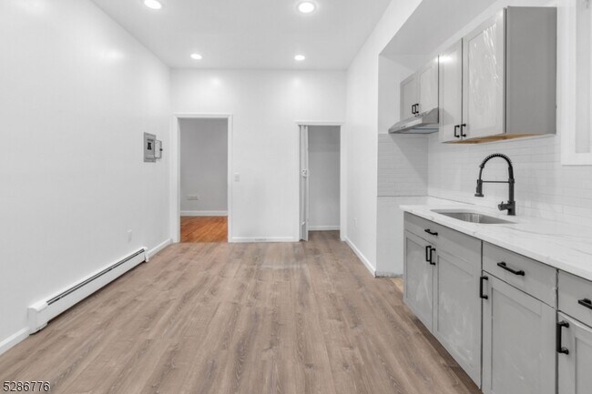 Foto del edificio - 77 N 13th St