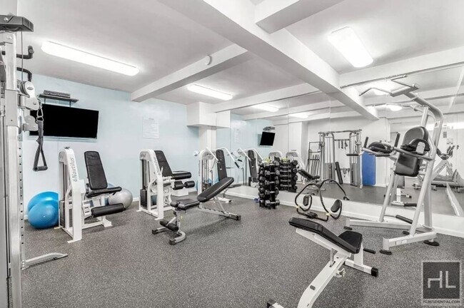 Building Photo - Unreal beauty! Soaring ceiling Loft with v...