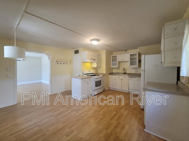 Building Photo - 718 28th St