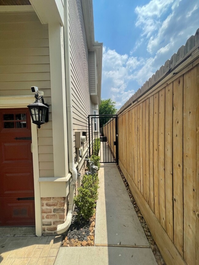 Building Photo - 5523 Kansas St