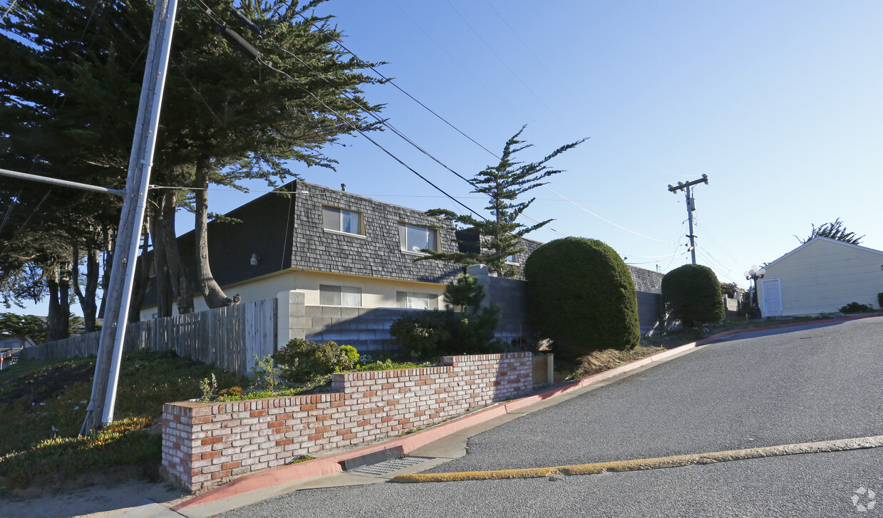 Building Photo - Goldcrest Apartments