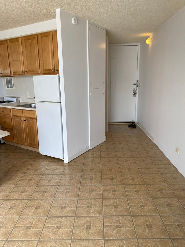 Building Photo - A partially furnished studio with lanai an...