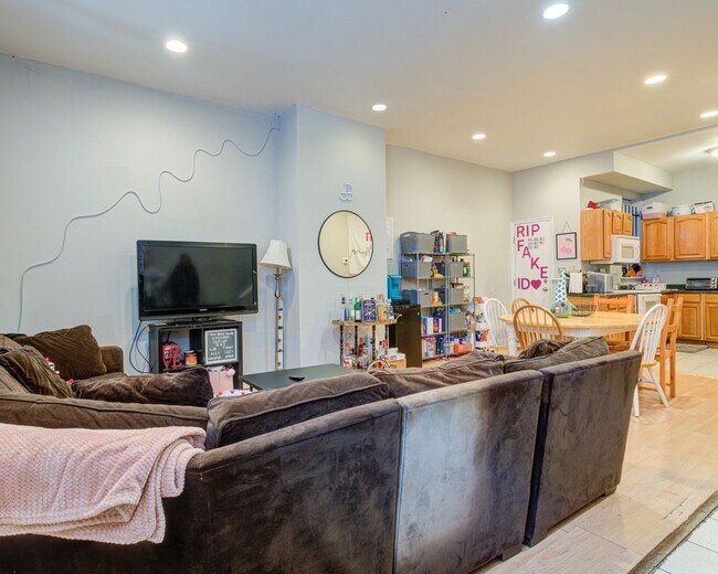 Foto del edificio - Spacious 6-Bedroom Townhouse At Temple Uni...