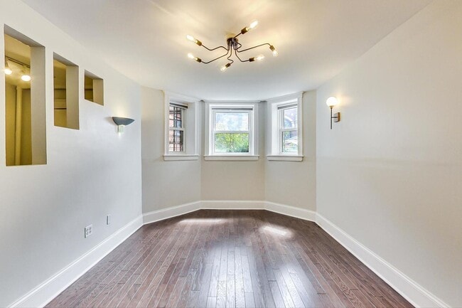 Building Photo - 2340 W Augusta Blvd