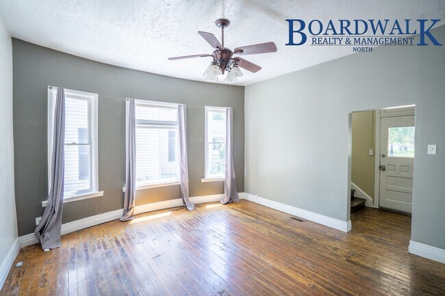 Foto del edificio - 4 Bedroom Victorian Single Family Home