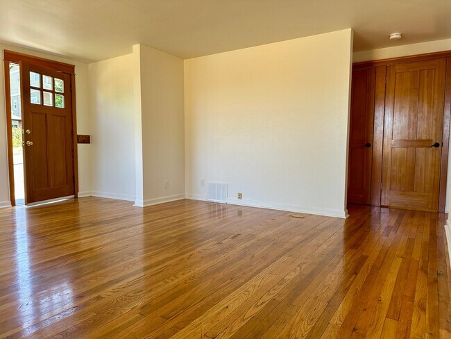 Foto del edificio - Classic Ballard Home with Large Yard and P...