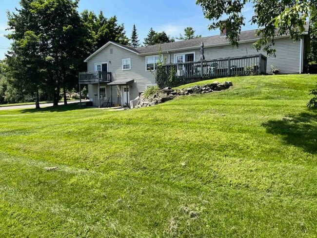 Foto del edificio - Spacious 3-Bedroom Apartment Near UVM with Private Entrance & Parking