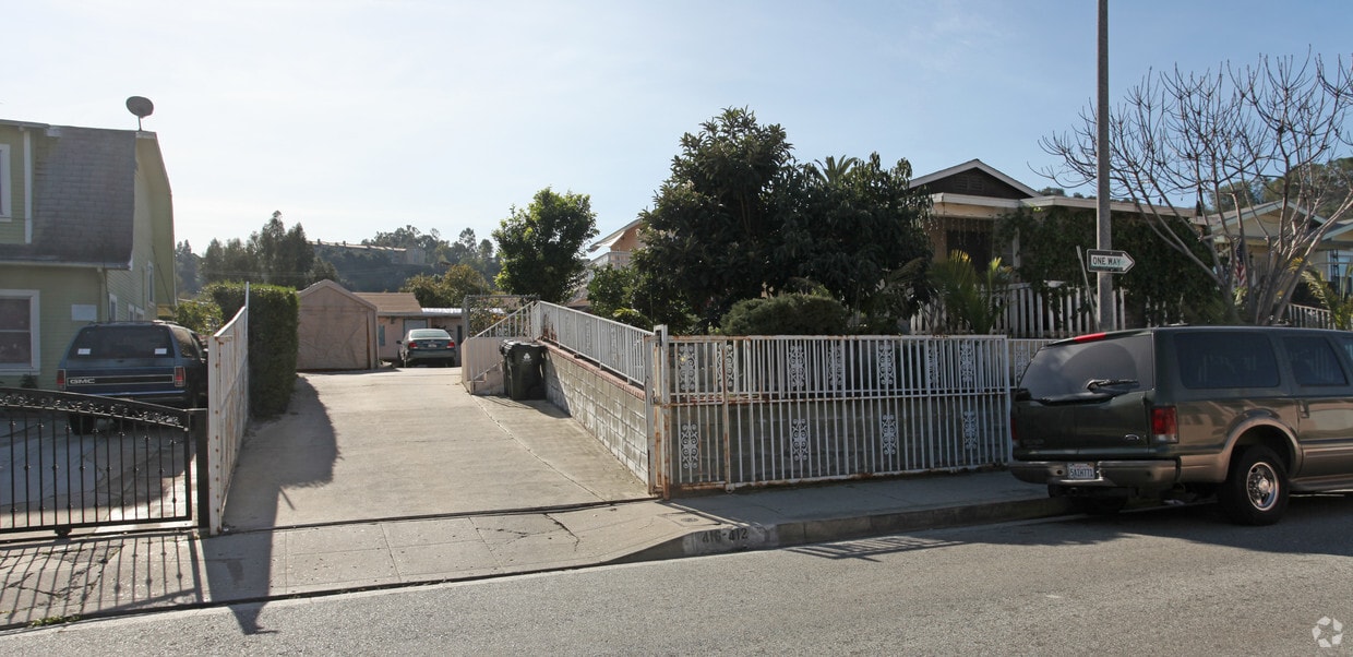 Building Photo - 412-416 Wheeling Way