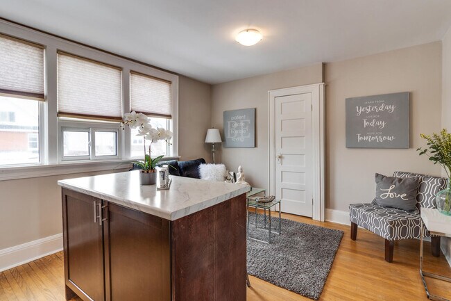 Photo du bâtiment - Upper 2-Bedroom Apartment - Central Oshawa - Quiet Street