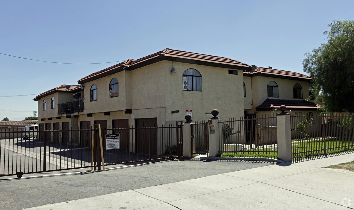 Primary Photo - Chateaux Merrill Apts