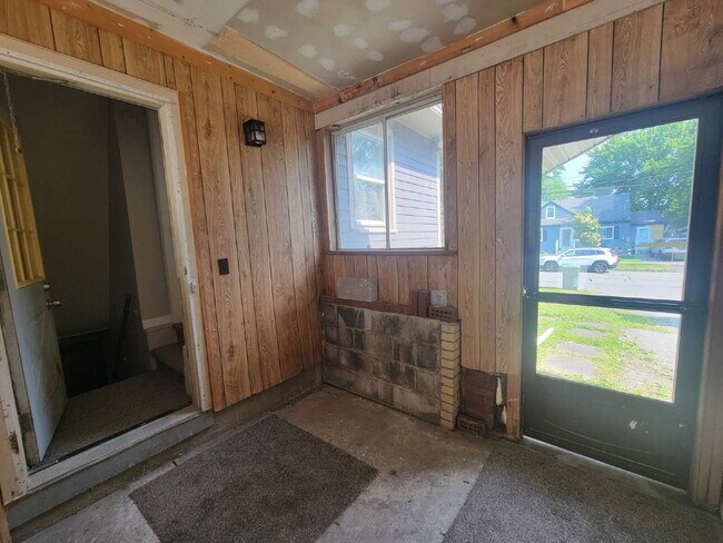 Building Photo - Beautifully Updated 2-Bedroom Unit – Prime...