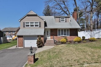 Building Photo - 611 E Crescent Pkwy