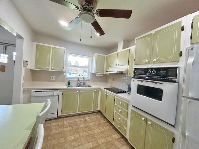 Foto del edificio - 5780 Fernley Dr W