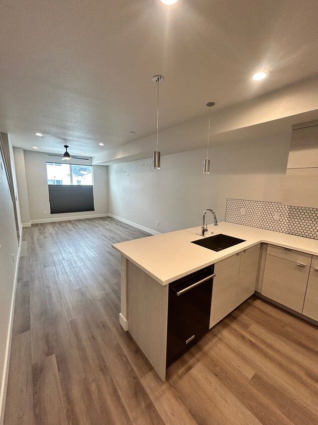 Foto principal - Gorgeous & New Two Bedroom, Three Bath Tow...