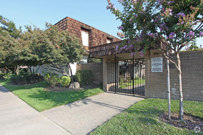 Building Photo - Avenue West Apartments