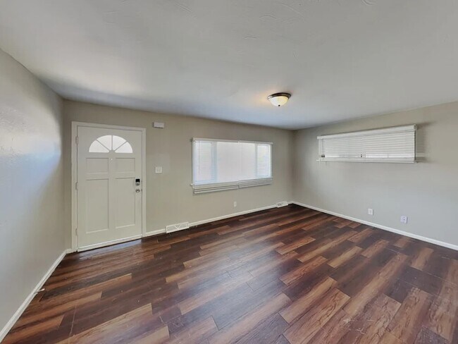 Foto del edificio - 8012 Stuart Pl