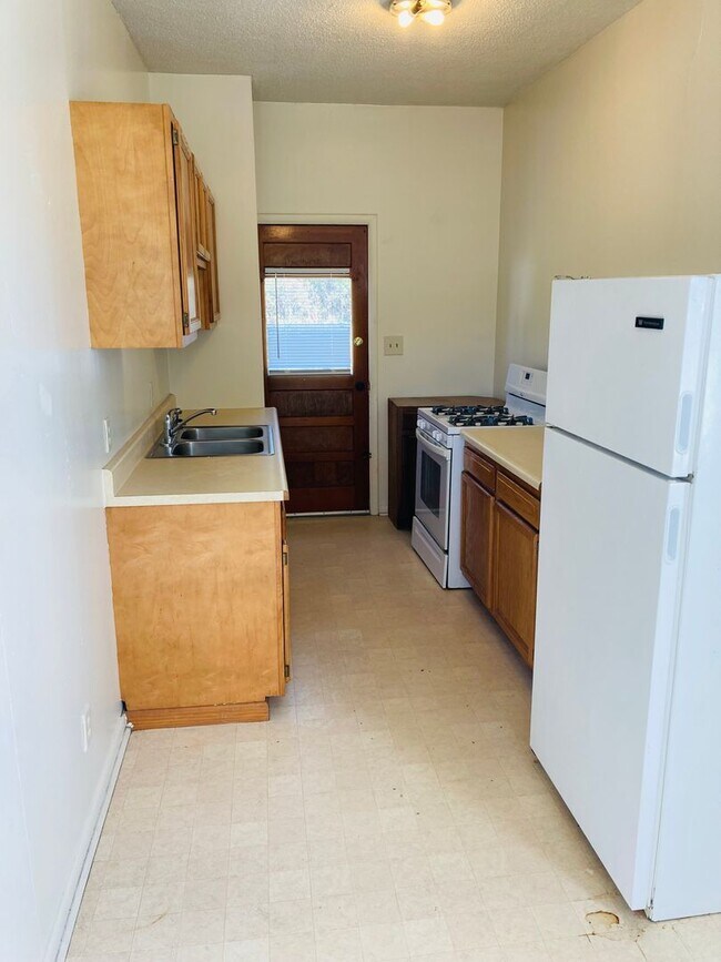 Building Photo - Cute and Cozy, Close to Fort Riley!